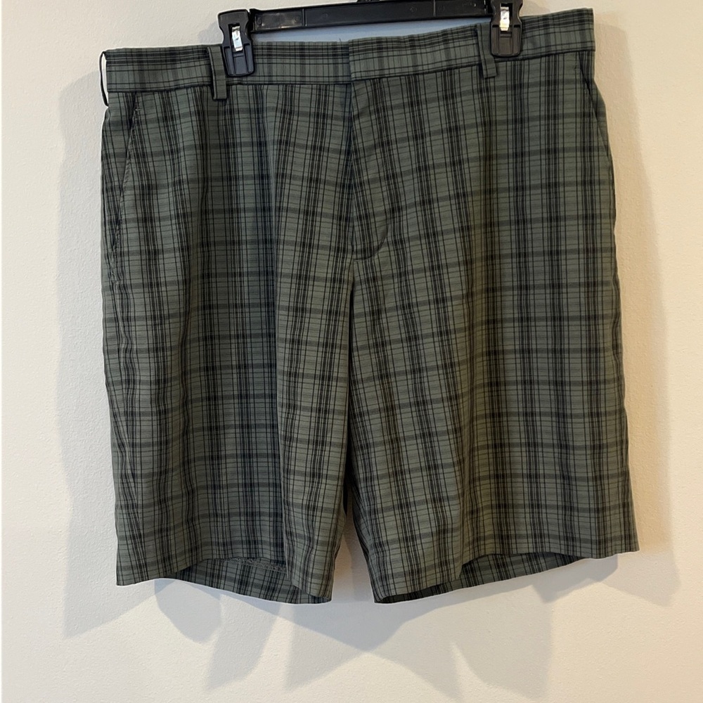 Tiger Woods Men’s Golf Shorts Size 38 Gray Black Plaid 10.5 inseam Stretch